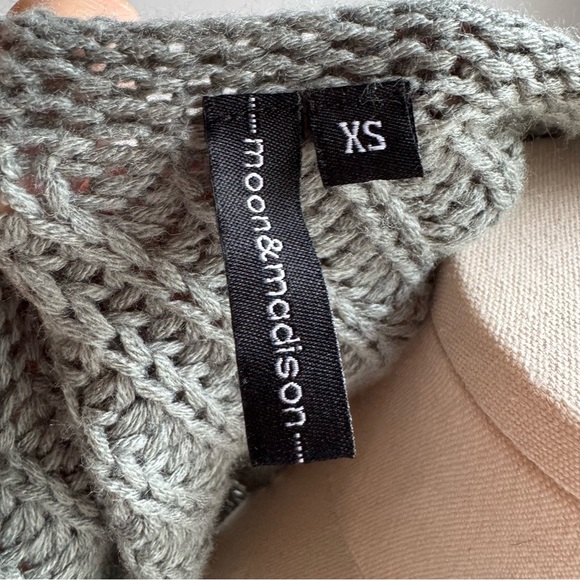 Moon & Madison Open Knit Poncho Top XS Sage Green Chunky Boho Cropped Sweater - Picture 9 of 9